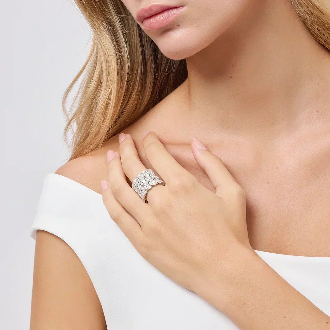 Donna indossa un anello in oro bianco e diamanti
