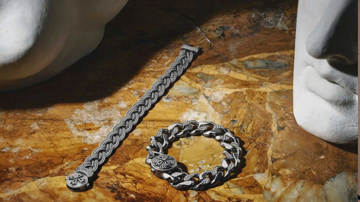 Bracciali in argento a catena e statue di marmo