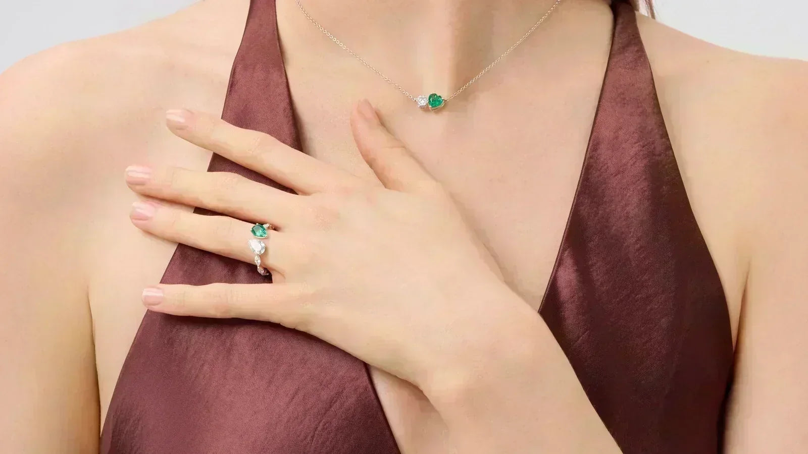 Collana eanello in oro bianco con diamante e smeraldo