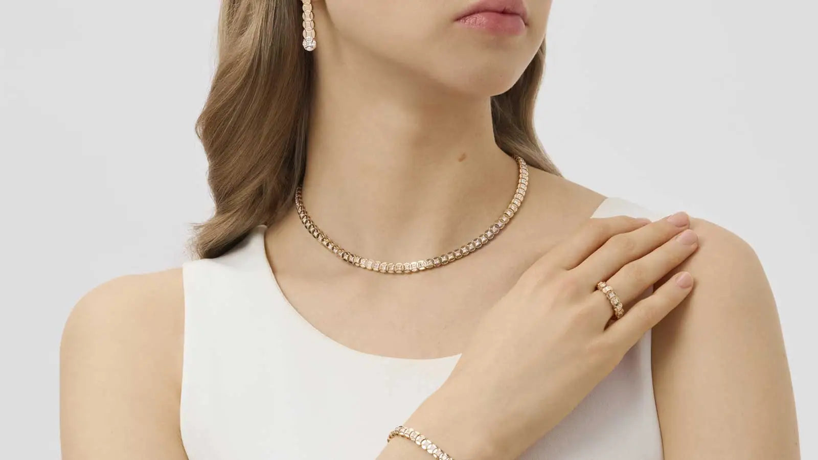 Orecchini, collana, anello e bracciale  in oro rosa con diamanti