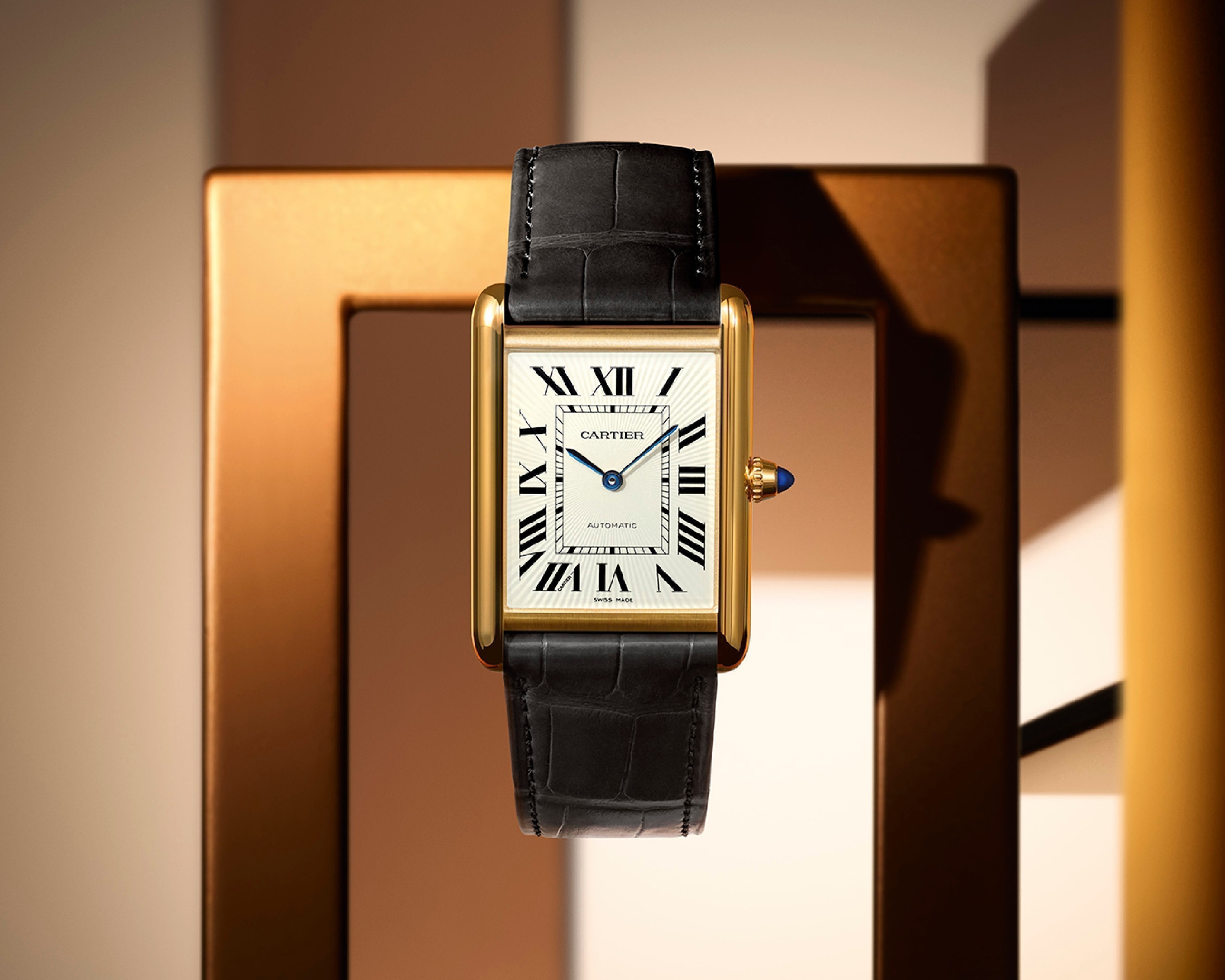 Orologuio Tank di Cartier in oro giallo con cinturino di pelle nera
