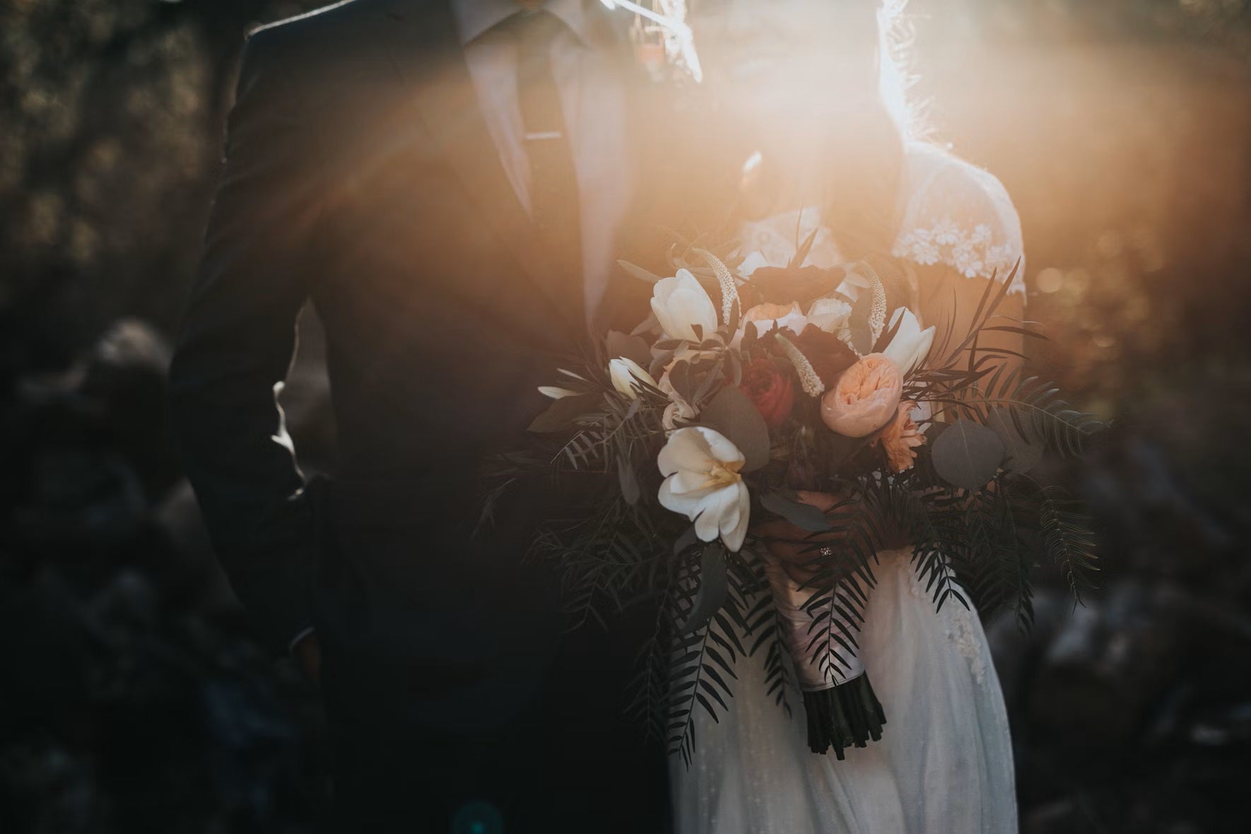 Handcess - Pettinino argentato per capelli da sposa, fermaglio da sposa, motivo foglie e diamanti sintetici, accessorio per capelli, per donne e ragazze