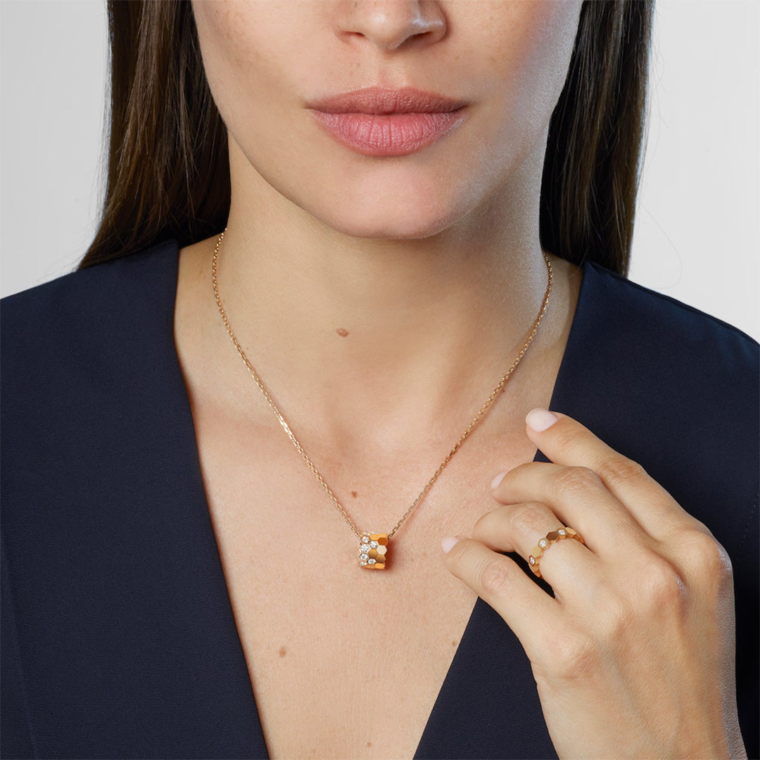 Gioiello in rose gold Pendant Medium Model Bee de Chaumet Chaumet
