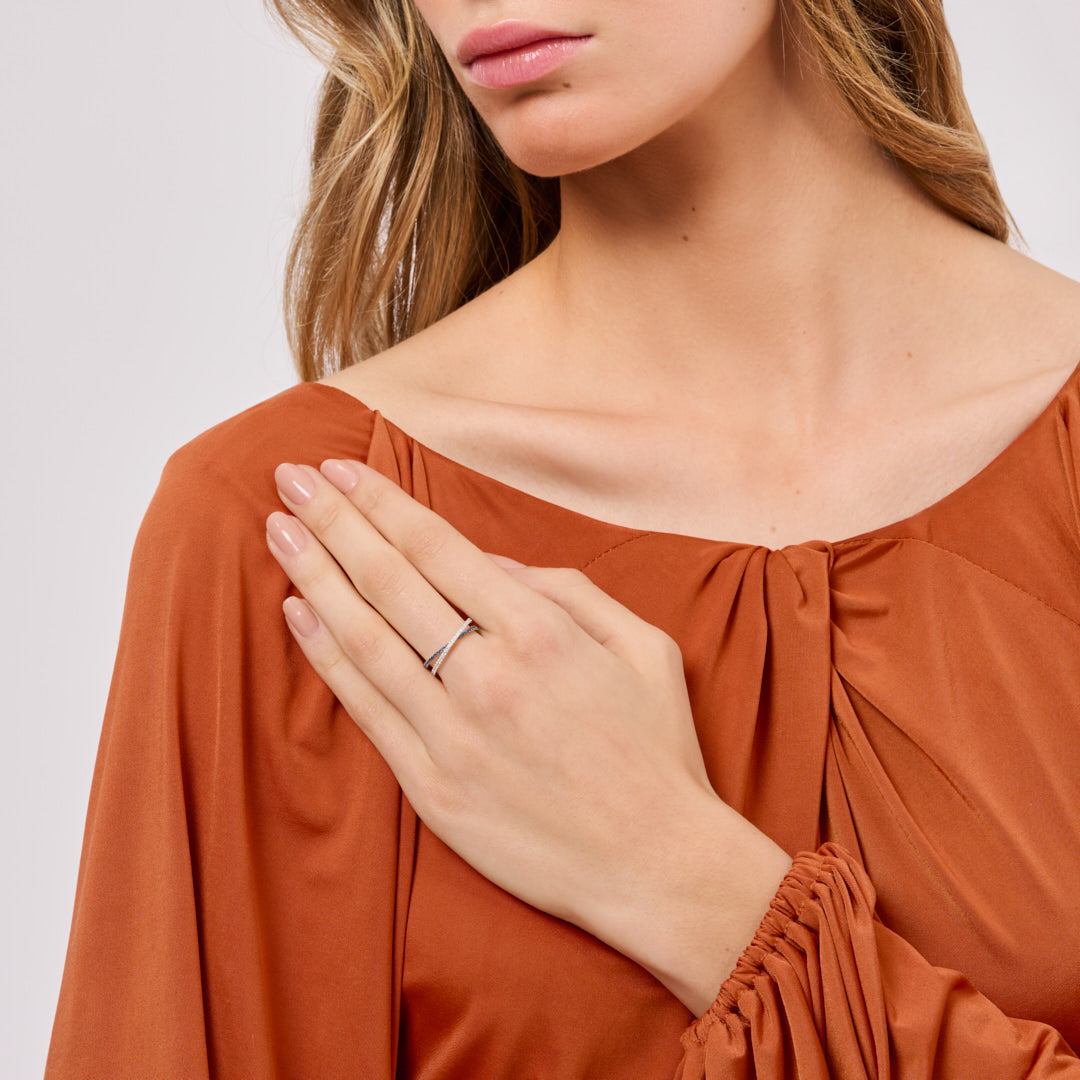 Gioiello in oro bianco Anello Iris in oro bianco e zaffiri blu Pisa diamanti